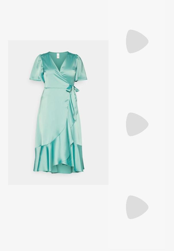 Um vestido envolvente de satin em tom azul-piscina com mangas curtas e estruturadas, um cinto atado na cintura e uma bainha com babados, apresentando uma textura suave e brilhante.; Sapato slingback preto em pele patentada com bico apontado, tiras no tornozelo apresentando fivelas e acessórios prateados, e um salto elegante.; Bolsa de mão metálica dourada com um design estruturado, textura suave e alça ajustável. Apresenta uma forma triangular única e costura minimalista.; Brincos em tom de ouro com formas onduladas e texturizadas. Inclui studs escultóricos com presilha e um design de argola aberta com um acabamento martelado.