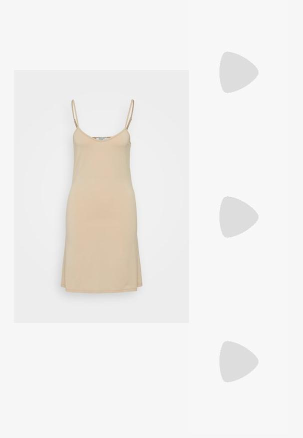 Nude-värinen liukuhame, jossa on ohuet strapsit, V-aukko ja suora leikkaus. Valmistettu sileästä, kevyestä kankaasta, yksinkertainen muotoilu.; Beige patenttanssisen nahasta valmistetut slingback-korkokengät, joissa on terävä kärki ja kapea, neliömäinen korko. Saumatonta pinta ja minimalistinen muotoilu ilman koristeita.; Kudottu olkilaukku vaaleanbeigessä, kaarevassa muodossa, lyhyellä hihnalla ja sivuvetoketjulla. Ominaisuuksiin kuuluu teksturoidumpaa pintaa ja minimalistinen muotoilu.; Kultaketju, jossa on orgaaninen, kierretty muotoilu, sileä pinta ja cappatut päät, luoden modernin, veistoksellisen ilmeen.