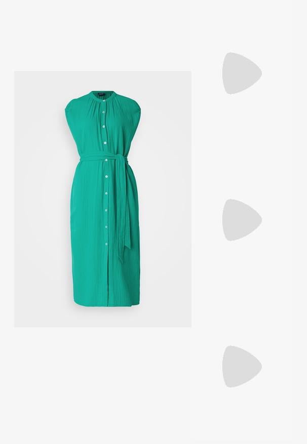 GAP TIE WAIST DOWN MIDI - Abito a camicia - simply green; Décolleté in vernice nera con punta affusolata e tacco in geometria cubica. Presentano un design elegante e minimalista, con una texture liscia.; Borsa a tracolla nera in pelle con una forma curva, manico rimovibile e accessori dorati. La borsa presenta una patta con un dettaglio a fibbia.; Anello in tono oro con un design organico e Twisted, caratterizzato da una superficie liscia e punte affusolate, che crea un aspetto moderno e scultoreo.