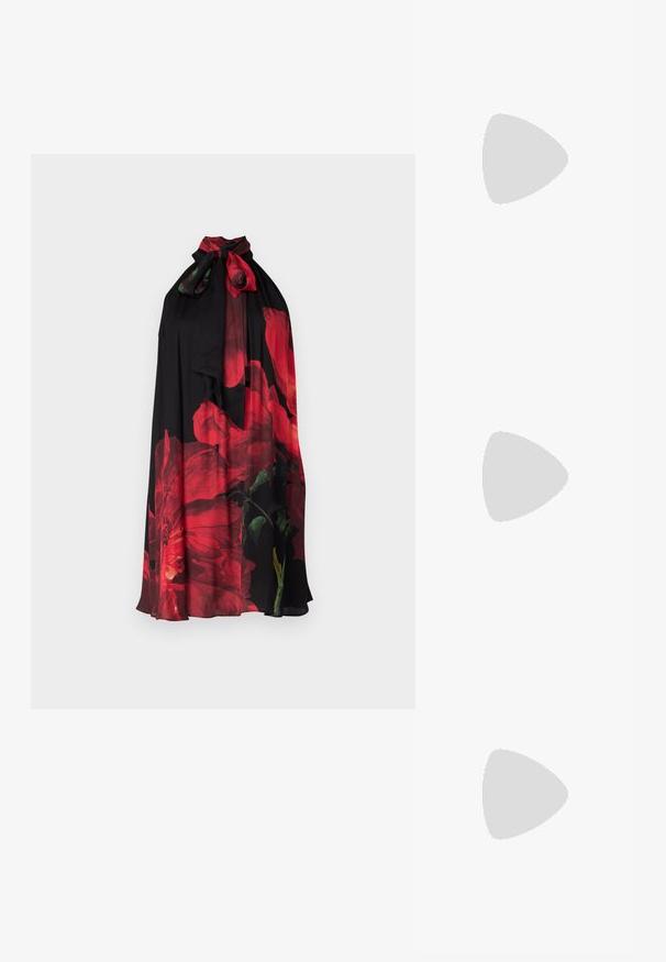 Alice + Olivia Vestido de cóctel - bright ruby; Las sandalias negras de tacón alto presentan finas correas con un diseño anudado, una punta cuadrada suave y un elegante tacón de aguja.; Bolso de mano metálico gris claro con una cadena como asa, adornado con pequeños remaches metálicos circulares y un logotipo de marca en forma triangular.; Pendientes de metal plateado con una forma suave de lágrima y un acabado pulido. Grabados sutiles añaden detalle. Diseño minimalista.