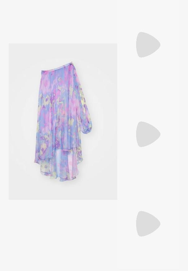 Cras DRESS - Proginė apranga - purple; Juodi šlepetės su kvadratiniu pirštu ir žemu bloku kulnu. Yra keli ploni dirželiai ir reguliuojamas kulkšnies diržas. Pagaminti iš lygios odos.; Juodas odinis per petį nešiojamas krepšys turi lygų paviršių, stačiakampio formą ir metalinę grandinėlę priekyje. Pridedama reguliuojama dirželis.; Sidabrinis dvigubas žiedas su lygiu, poliruotu paviršiumi. Pasižymi sklandžiu, kreiptu dizainu su persipinančiomis dalimis, suteikiančiomis modernų išvaizdą.