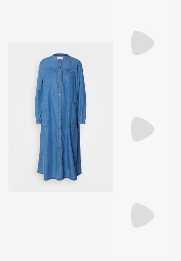 Lollys Laundry DRESS - Jeansklänning - blue; Bruna lädercowboystövlar med spetsig tå, broderade virvelmönster på skaftet och en staplad blockklack. Har en dragflik för enkel påtagning.; Bruna, rektangulära glasögon med genomskinliga linser och lila toning. Slät plastbåge med raka skalmar och subtila detaljer.; Silverfärgade hoopörhängen med en slät, polerad yta. Rund form och säker klickstängning. Lättviktig design som passar för vardagligt bruk.