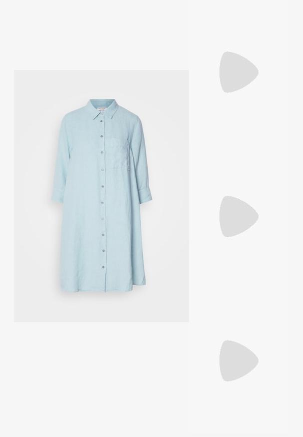 Ανοιχτό μπλε λινό φόρεμα με γιακά, μακριά μανίκια και κουμπιά μπροστά. Έχει τσέπη στο στήθος και μια χαλαρή, ρέουσα σιλουέτα.; Μαύρο δερμάτινο τακούνι με μυτερή μύτη και χαμηλό τετράγωνο τακούνι. Διαθέτει λουράκι στον αστράγαλο με χρυσό τόνο πόρπη. Λείο υφή.; Μαύρα υπερμεγέθη γυαλιά ηλίου με κλειστή βαθμίδα φακού, παχιά σκελέτη και λεπτομέρειες από χρυσή αλυσίδα στις βραχίονες του σκελετού.; Μαύρη τσάντα χειρός με δομημένο σχήμα, λεία υφή και μεταλλικό κούμπωμα. Συνδυασμένη με φαρδιά μαύρα παντελόνια και σανδάλια ανοιχτής μύτης πά�νω σε ξύλινο πάτωμα.