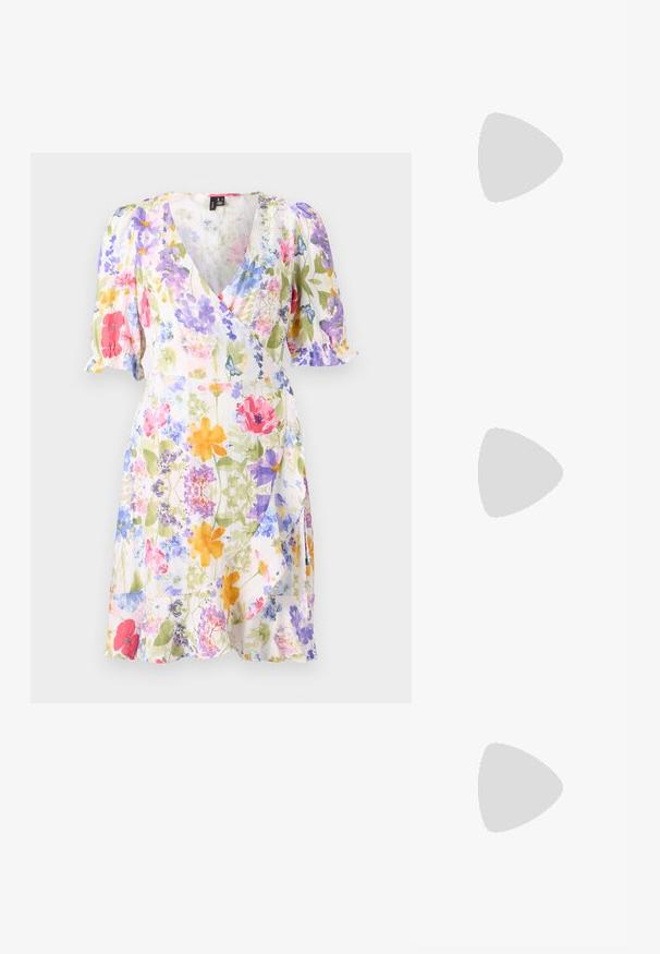 Cvečni oblečni plašč z kratkimi pufastimi rokavi, ki prikazuje večbarvne cvetje v roza, vijolični, modri in rumeni barvi na beli podlagi. Lahka tkanina.; Bela slingback peta z ostrim nosom, gladka zgornja prevleka, nizka blok peta in zasnova z stranskimi izrezi ter nastavljivim trakom z zaponko.; Okrogle sončna očala s temnimi lečami in zlatimi okvirji. Model nosi svetlo modro, rebrasto jakno s gumbi in belimi rokavi v kontrastni barvi.; Michael Kors denarnica v bež lakiranem platnu z mišičnim vzorcem ponavljajočega se logotipa MK, z zlatim okovjem in snemljivo verižico.