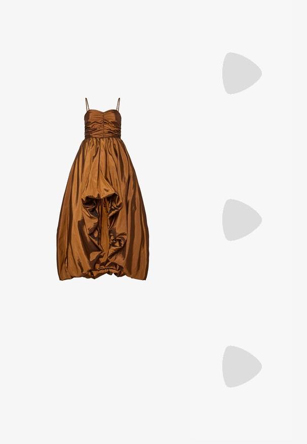 Brončana satenasta haljina sa strukturiranim korzetom koji ima naborane detalje, tankim trakama i bujnim suknjom s naboranim detaljima na rubu.; Crna lakirana slingback cipela s izduženim vrhom, remenčićima oko gležnja s srebrnim kopčama i dijelovima, te vitkim potplatom.; Zlatna metalna torba s uređenim dizajnom, glatkom teksturom i podesivim remenom. Ima jedinstven trokutasti oblik i minimalističko šivanje.; Naušnice zlatne boje s teksturiranim, valovitim oblicima. Uključuju skulpturalne kopče i dizajn otvorene kružnice s kovanom završnom obradom.