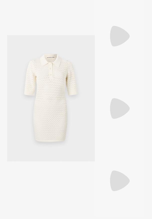 Kootud polo kleit kreemis, lühikeste varrukatega, kraega, kolme nööbiga avausega ja avatud kudumismustriga kogu kangas.; Musthave mustika tantsutossud mustast nahast, ümmarguse varbaga, siledast tekstuurist, minimaalse õmblusdetailiga ja paindliku tallakujundusega.; Must mustast mustakoti, millel on kuldne riistvara ja millel on lukuga sulgemine. Kanda üle keha halli kampsuni peal.; Kuldse tooni sõlm kõrvarõngad, millel on keeratud disain. Igal kõrvarõngal on ringikujuline läbipaistev tagaosa, mis tagab kindla kandmise.