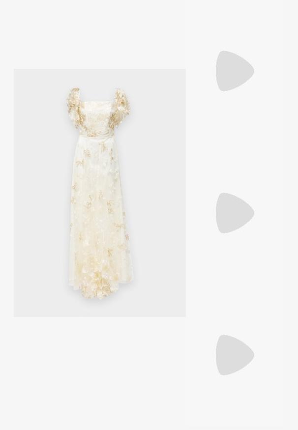Ida Sjöstedt ALESSIA GOWN - Oblečenie na špeciálnu príležitosť - ivory; Biele kožené tenisky s nízkym strihom, s hladkou textúrou, okrúlym špičkou, šnurovaním vpredu a malým vyšitým logom na boku.; Čierna kožená polmesiacová taška so zlatými kovovými doplnkami, s uzatváraním na zips. Nosená cez telo na šedom svetri.; Náušnice s uzlom v zlatej farbe s prekrúteným dizajnom. Každá náušnica má kruhové priehľadné pozadie pre bezpečné nosenie.