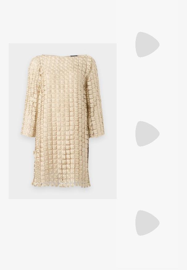 Robe beige à motif floral en tissu texturé, offrant une coupe ample, des manches trois-quarts et un ourlet droit.; Des sandales noires à talons hauts avec des fines lanières au design noué, un bout carré lisse et un talon aiguille élégant.; Sac à main en métal gris clair avec une bandoulière en chaîne, orné de petits clous métalliques ronds et d'un logo de marque triangulaire.; Boucles d'oreilles en argent avec une finition lisse et brillante. Forme arrondie, conception légère, avec un fermoir à tige.