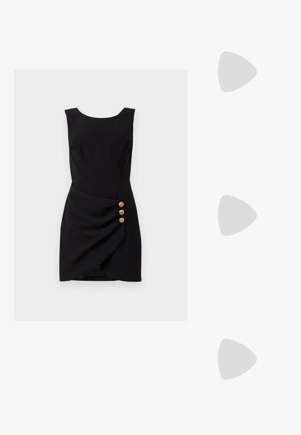 Vestido preto sem mangas com decote redondo, tecido drapeado de um lado e três botões decorativos dourados na cintura.; As sandálias de salto alto pretas apresentam tiras finas com um design em nó, uma biqueira quadrada lisa e um elegante salto agulha.; Bolsa metálica cinza claro com uma alça de corrente, adornada com pequenos rebites metálicos circulares e um logótipo triangular da marca.; Brincos de argola prateados com um acabamento suave e brilhante. Forma arredondada, design leve, com fecho de pino.
