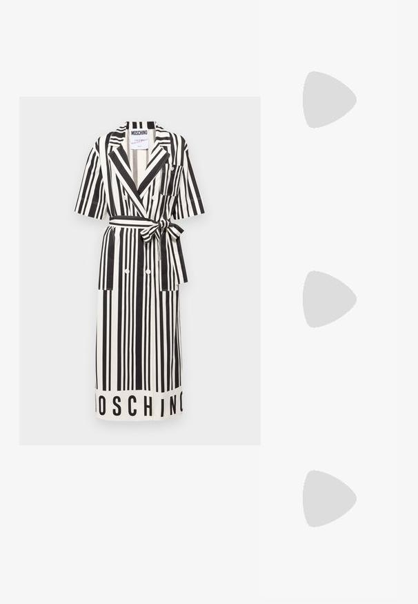 Melna un baltā vertikāla svītraina kleita ar īsām piedurknēm, jostu viduklī, dubultām pogām un priekšējām kabatām. Apakšmalā ir "MOSCHINO" zīmola nosaukums.; Balta īsām piedurknēm T-krekls, izgatavots no ribota auduma. Apaļš izgriezums, regulāra piegriezuma un diskrēti šuvumu detaļas. Bez printiem vai grafikām.; Melna ādas baleta kurpe ar noapaļotu purngalu, gludu tekstūru, minimālu šuvju detalizāciju un elastīgu zoles dizainu.; Bordo ādas rokas soma ar atloku, zeltītām detaļām, plecu siksnu un gludu virsmu. Kompakta, taisnstūrveida forma.