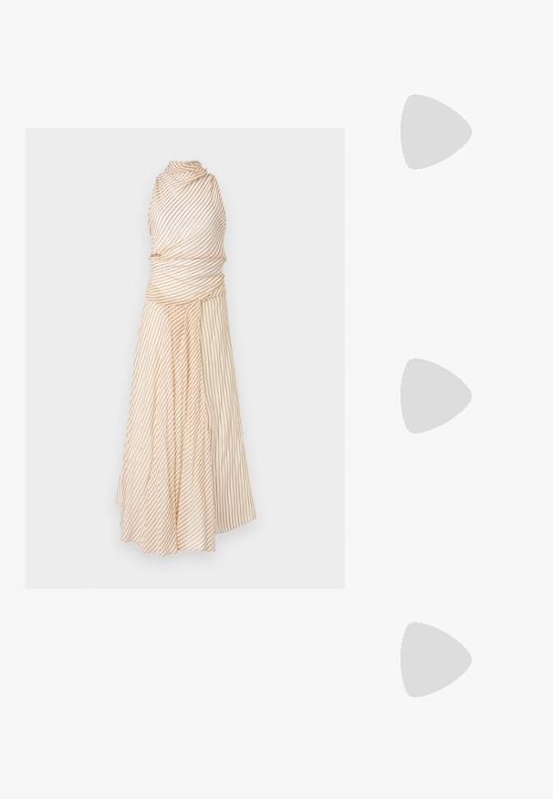 Bec + Bridge ANISE HIGH NECK DRESS - Svečana odjeća - butter/plum; Crna lakirana kožna cipele s visokom petom, otvorenom petom, s šiljastim vrhom i zlatnim četvrtastim detaljem na peti. Sadrži podesivu kopču oko gležnja.; Bijela kožna torbica s zakrivljenim oblikom, podesivim remenom i malim detaljem kopče. Model nosi usklađeni crni outfit.; Zlatne metalne naušnice s elegantnim, zakrivljenim dizajnom. Imaju karakterističan šiljast oblik, poliranu površinu i zatvaranje na šarku.