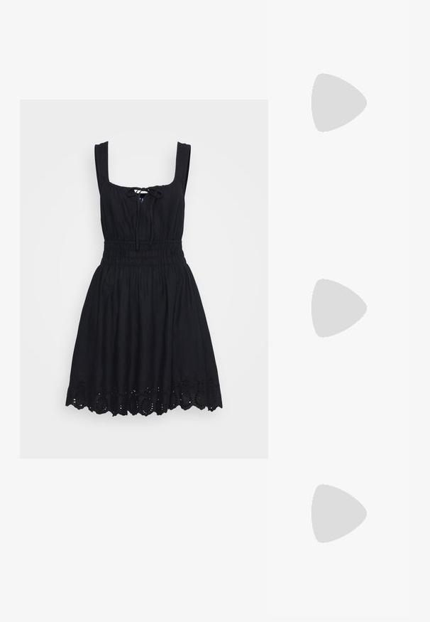 Musta hihaton mekko, jossa on neliökaula-aukko, solmittava etuosa, elastinen vyötärö ja brodeerattu sakarahelma. Tämä mekko on valmistettu puuvillasta tai pellavasta.; Musta litteä sandaali, jossa on ohuet, ristiin menevät remmit ja solki. Muotoilu on minimalistinen, ja siinä on litteä pohja sekä neliönmuotoinen varvas.; Musta nahkainen olkalaukku, jossa on sileä pinta, suorakulmainen muoto ja metalliketju yksityiskohtana edessä. Mukana säädettävä hihna.; Hopeakoru drop -korvakorut, joissa on neliömuotoinen nappi, sileällä, kiillotetulla pinnalla ja pisaran muotoisella designilla, heijastavat valoa kiiltävän pinnan kautta.