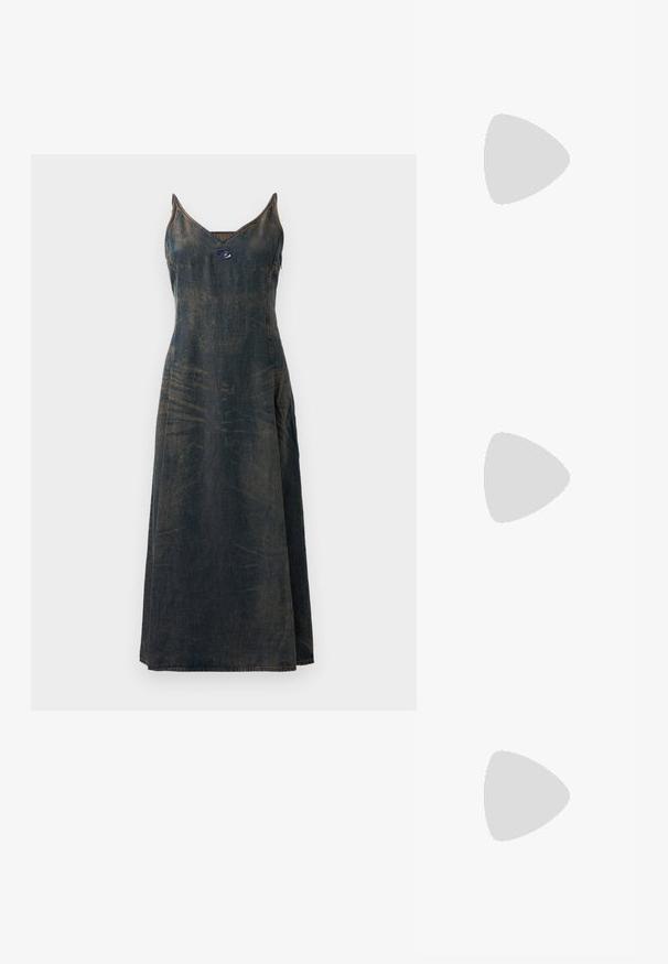 Jeans obleka z V-izrezom, vrvicami in silhueto do tal. Ima bledikavo modro barvo in subtilne teksturne razlike.; Črne visoke sandale na peto imajo tanke naramnice z vozlom, gladek kvadratni toe in eleganten stiletto peto.; Svetlo siva kovinska torbica z verižnim ročajem, okrašena z majhnimi okroglimi kovinskimi bleščicami in trikotnim logotipom blagovne znamke.; Srebrne obročaste uhane z gladko, sijočo površino. Zaobljena oblika, lahka zasnova, z zapiranjem na zatič.