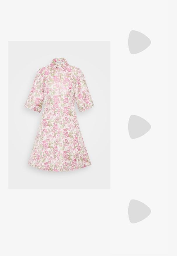 Blumenkleid in Weiß mit rosa und grünen Blumenmotiven; hat einen Kragen, kurze Ärmel und eine ausgestellte, knielange Silhouette.; Schwarze Lackleder-Slingback-High Heels mit spitzem Schuh und einem geometrischen Blockabsatz. Verfügt über ein schlankes, minimalistisches Design und eine glatte Textur.; Schwarze Lederhandtasche mit geschwungener Form, abnehmbarem Tragegurt und goldenen Beschlägen. Die Tasche verfügt über einen Deckel mit einer Schnallen-Details.; Silberner Doppelring mit einer glatten, polierten Oberfläche. Verfügt über ein fließendes, kurviges Design mit überlappenden Abschnitten für einen modernen Look.