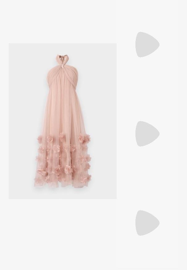 Draped halter-neck jurk van zachte roze tule, met gelaagde bloemenapplicaties aan de zoom, wat zorgt voor een delicate, gestructureerde uitstraling.; Zwart patent slingback hak met een spitse neus, voorzien van een gestructureerde slangenprint, verstelbare band en een korte, gestructureerde blokhak.; Zwarte leren schoudertas met twee vo pockets, gouden gespen, ritsluiting en een smalle band. Tekstuur oppervlak en compacte rechthoekige vorm.; Gouden metalen oorbellen in de vorm van een gebogen, verlengde hoop. Kenmerkend zijn het gladde, glanzende oppervlak en de afgeronde punt voor extra detail.