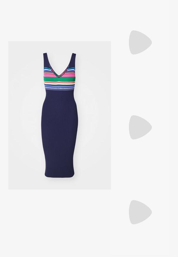 STAUD DANA DRESS - Džemperkleita - navy/multicolor; Melna zamšādas zābaki līdz ceļiem ar bloku papēdi, ar gludu tekstūru un pieguļošu dizainu, kas stiepjas virs ceļa.; Lielas melnas saulesbrilles ar tumšiem stikliem un zelta detaļām, kombinētas ar lielu, spīdīgu zelta asaras formas auskaru. Tumša teksturēta šalle.; Rožu zelta aproce ar divām savijām joslām, no kurām viena ir rotāta ar dimanta rindiņu, ar gludu virsmu un gludiem malām.