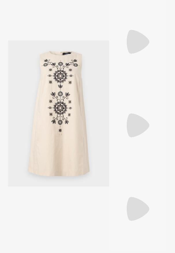 Crème-kleurige mouwloze jurk met ingewikkelde zwarte borduursels met bloem- en geometrische patronen langs de voorkant en zijsplitten.; Zwarte gepatineerde leren slingback pump met een puntige neus, slanke hak en een subtiel uitgesneden ontwerp. Bevat een gouden gesp op de band.; Bruine suède handtas met een gestructureerde vorm, ronde body en verlengde ruitvormige handvatten. Voorzien van een sluiting met zilveren hardware.; Een paar onregelmatig ovale, gouden metalen oorbellen met een gestructureerd, lichtgehamerd oppervlak op een witte achtergrond.