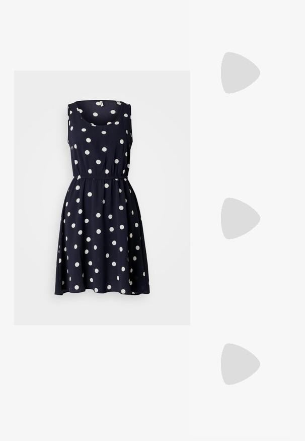 ONLY ONLNOVA LIFE LUX SARA DRESS - Dnevna haljina - night sky; Bijela sandala na visokoj potpetici s debelim petom, s remenom i vezanjem oko gležnja. Glatka tekstura s platformom sprijeda za dodatnu visinu.; Zlatne metalne naočale s ovalnim lećama, tankim ručkama i prozirnim nosnim jastučićima. Ima diskretne naglaske na šarkama i prozirne leće.; Tkana torba od slame u bež boji s zakrivljenim oblikom, kratkom ručkom i bočnim zatvaračem. Ima teksturiranu površinu i minimalistički dizajn.