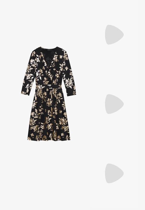 Svart klänning med guldblommönster, med V-ringning, lång ärm och figurnära midja. Slätt tyg med en svävande A-linjeform.; Vit slingbackklack med spetsig tå, slät ovandel, låg blockklack och sidoutskärning med justerbar spänne.; Runda solglasögon med mörka linser och guldramar. Modellen bär en ljusblå, ribbad cardigan med knappar och kontrasterande vita ärmar.; Michael Kors handledos i beige belagd kanvas med ett upprepande MK-logomönster, gyllene detaljer och ett avtagbart kedjehandtag.