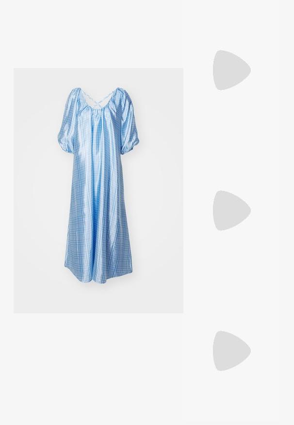 Blårutigt klänning med puffärmar, v-ringning och korslagd baksida. Tillverkad av ett glänsande tyg och har en flödande A-linjeform.; Svart gummislip-in sandal med ett texturerat rem och enkel platt sula, visas från sidan på en enkel ljus bakgrund.; Guldmetallbågar solglasögon med gröna linser, rund form, tunna templer och vita plastdetaljer på ändarna av bågarna.; Vävd halmstruktur med bruna läderdetaljer, två handtag och en avtagbar rem. Böjd form med en stabil botten.