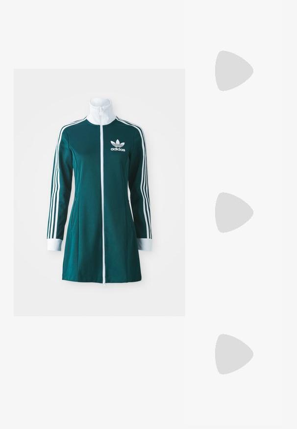 Teal träningsjacka med vit dragkedja, prydd med tre vita ränder på ärmarna och Adidas-logotypen på bröstet.; Svart lackläder slingbacksko med spetsig tå, ankelremmar med silverfärgade spännen och detaljer samt en smal klack.; Svart läderhandväska med en böjd form, avtagbar rem och guldiga detaljer. Väskan har ett lock med en spänndetalj.; Ring i guldutförande med en organisk, vriden design, slät yta och avsmalnande ändar, vilket ger ett modernt, skulpturalt utseende.