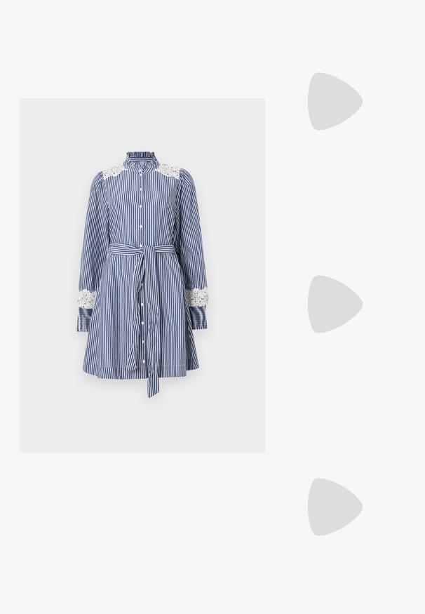 Dryžuota suknelė su ilgomis rankovėmis, mėlynos ir baltos spalvos audinys, nėrinių akcentai ant pečių, sagų priekyje, diržas liemeniui, išsiplėtęs sijonas.; Aštrus pirštas aukštakulnis batelis su sidabro, aukso ir nuogų spalvų deriniu. Blizgus paviršius su išpjovos dizainu, su stiletto kulnu.; Sidabrinė metalinė maišelio forma su švelnia, apvalia forma ir mazgu užveriamu viršumi. Pagaminta iš lygios dirbtinės odos medžiagos.; Sidabriniai auskarai žiedai su sukto dizaino, turintys poliruotą apdailą ir fiksavimo smeigtuką. Skersmuo maždaug 3 cm.