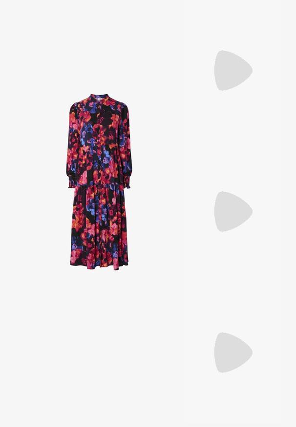 Gėlėta ilgomis rankovėmis suknelė, turinti juodą foną su rožinėmis, raudonomis, violetinėmis ir mėlynomis gėlėmis, mygtukų užsegimu priekyje ir sluoksniuota apatine dalimi.; Aštrus pirštas aukštakulnis batelis su sidabro, aukso ir nuogų spalvų deriniu. Blizgus paviršius su išpjovos dizainu, su stiletto kulnu.; Sidabrinė metalinė maišelio forma su švelnia, apvalia forma ir mazgu užveriamu viršumi. Pagaminta iš lygios dirbtinės odos medžiagos.; Sidabrinės pusmėnulio auskarai minimalistiniu dizainu. Apskritimo forma, lygus paviršius ir plonas profilis. Lengvi su poliruotu apdailu.