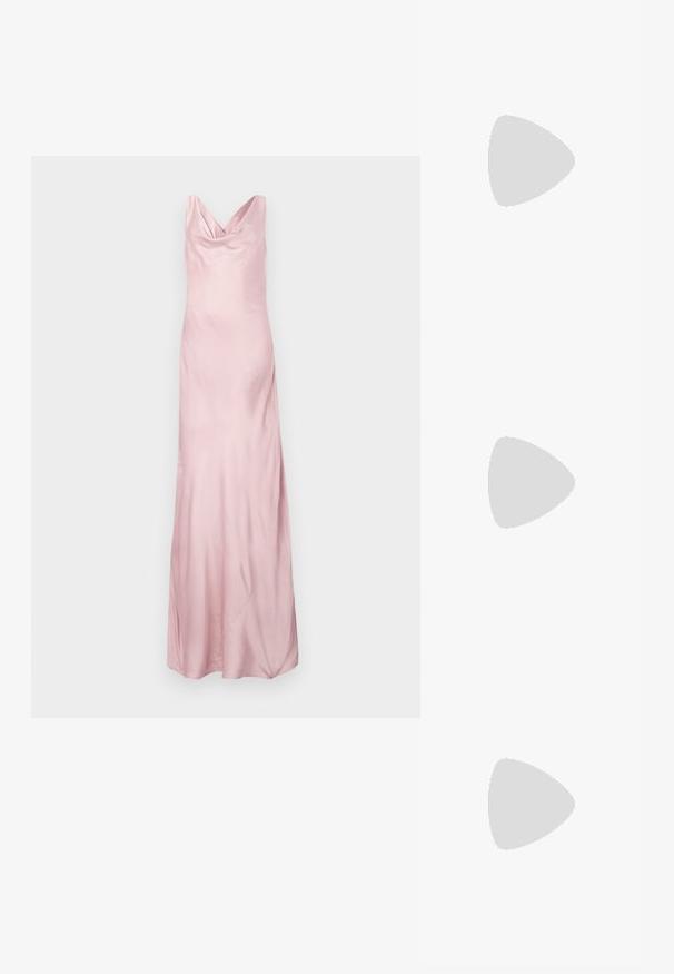 Satin rosa aftenkjole med cowl-neck, tettsittende liv, og utvidet skjørt, med jevn tekstur og gulvlengde design.; Svarte patentlær slingback hæler med spiss tå og geometrisk blokk hæl. Har et stilrent, minimalistisk design og jevn tekstur.; Svart lærveske med en buet form, avtagbar stropp og gullbeslag. Vesken har et klaff med spenne-detall.; Sølvfargede øreringer med klare, glitrende steiner i forskjellige former, inkludert runde og marquise, arrangert i et blomsterdesign.