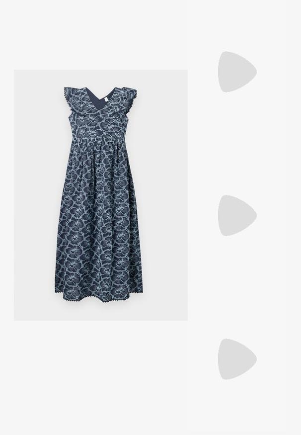 Rochie bleumarin cu model floral, decolteu în V și mâneci scurte cu volane. Prezintă un brâu adunat și detalii cu margine ondulată.; Pantof cu toc înalt și vârf ascuțit, cu o schemă de culori argintii, aurii și nude. Finisaj lucios cu un design decupat, având un toc stiletto.; Pouch bag metalizat argintiu, cu o formă moale și rotunjită și un închidere de tip nod la partea de sus. Fabricat dintr-un material sintetic din piele netedă.; Cercei din argint cu un design torsadat, având un finisaj lucios și închidere cu tijă. Au un diametru de aproximativ 3 cm.