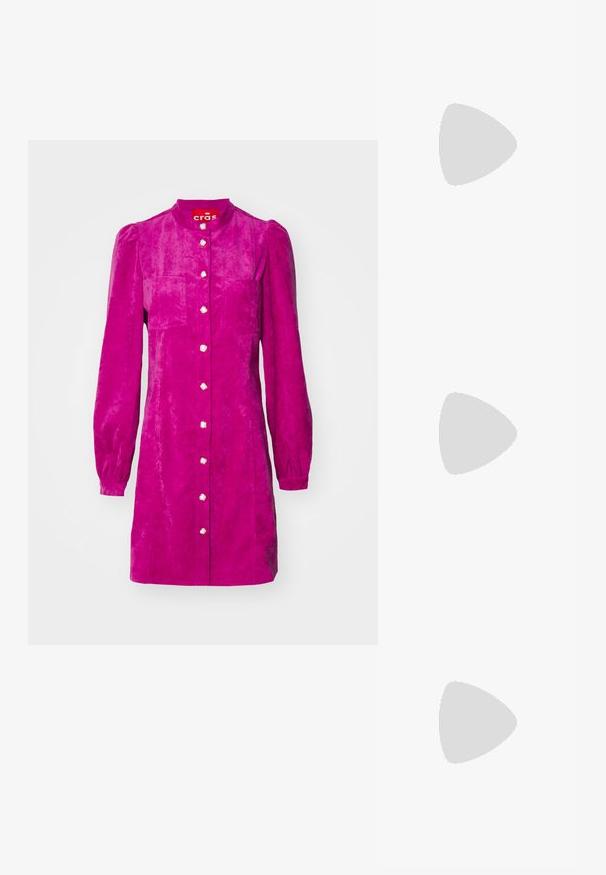 Cras LILIBETH DRESS - Kreklkleita - fuchsia; Melna, ar smailu purngalu, slingback kurpe ar zemu papēdi, izgatavota no gludas ādas materiāla un ar izgriezumiem sānos gaisa caurlaidībai.; Melna ādas soma ar izliekumu, šaurs rokturis, sudraba rāvējslēdzis un Calvin Klein logo priekšpusē. Gluda tekstūra un minimālistisks dizains.; Trīs metāla gredzeni: viens rozā zeltā, viens zeltā ar teksturētiem akcentiem un viens sudraba, visiem ar iegravētām zīmola atzīmēm iekšējā joslā.