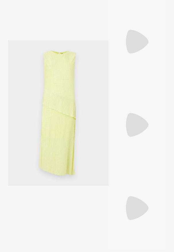 Ermeløs gul kjole med bølget tekstur, asymmetrisk kant og sideslitz. Har rund halsutskjæring og skjult baklukking.; Sko med spiss tå og slingback i off-white skinn, med lav hæl og utskårent design, med en glatt tekstur og minimale detaljer.; Kremfarget håndveske med teksturert overflate, buet form, kort håndtak og gullfarget logo. Glidelås lukking på toppen.; Sølvmetalløreringer med avrundede former, en polert overflate og subtile graveringer av merket "BOSS" på de nederste delene.