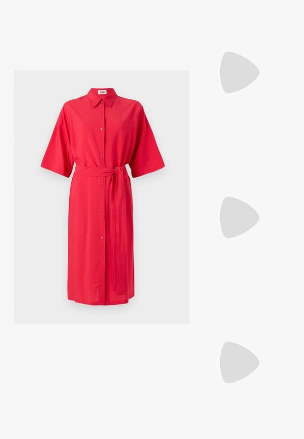 Rochie roșie dintr-un material neted, cu guler, mâneci scurte, închidere cu nasturi în față și o curea asortată la talie. Țesătură fină cu o ușoară strălucire.; Sandale negre cu toc înalt au curele subțiri cu un design legat, un vârf pătrat neted și un toc stiletto elegant.; Geantă metalică gri deschis, cu un strap din lanț, decorată cu mici ținte circulare metalice și un logo de marcă triangular.; Cercei rotunzi din argint cu un finisaj neted și strălucitor. Design ușor, având o formă rotundă și închidere cu tijă.
