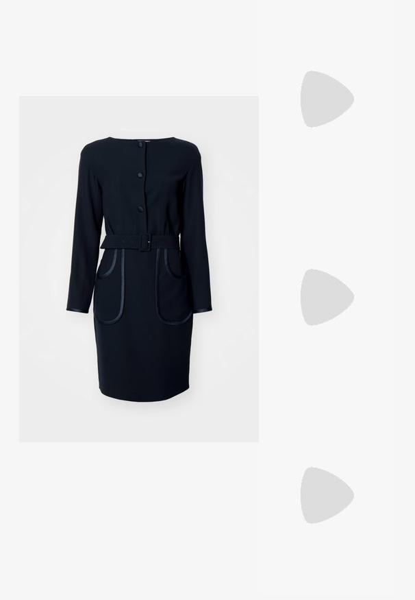 Emporio Armani VESTITO - Rochie tip creion - dark navy; Sandi cu toc înalt bej, cu un design minimalist, având două accente circulare și un toc gros. Realizate din piele netedă.; Geantă de umăr din piele neagră, cu un design curbat, accent cu placă logo aurie și un breloc subțire. Textură netedă cu un finisaj elegant.; Cercei cu tija aurie, cu un design răsucit. Fiecare cercel are un fundal circular transparent pentru o purtare sigură.
