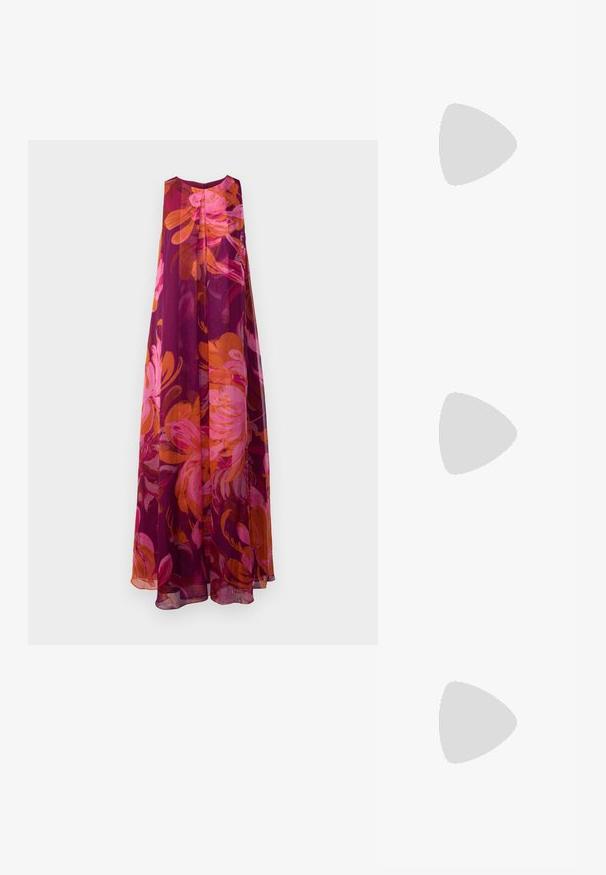 Robe longue sans manches en tissu transparent avec un motif floral dans des teintes de rose, orange et violet profond ; silhouette ample et fluide.; Escarpins en cuir verni noir avec bout pointu et talon bloc géométrique. Présente un design élégant et minimaliste ainsi qu'une texture lisse.; Lunettes en métal doré avec des verres ovales, des branches fines et des plaquettes de nez transparentes. Présente des accents subtils sur les charnières et des verres transparents.; Sac en cuir noir au design incurvé, avec des éléments en métal doré et une bandoulière amovible. Pull en maille grise texturée porté par-dessus un pantalon noir.