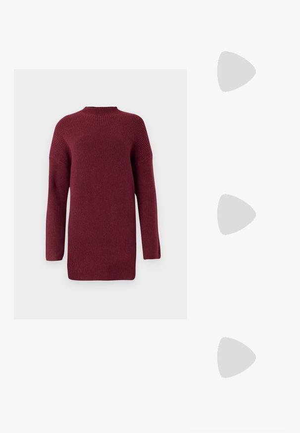 Suéter de punto burdeos con un cuello alto, textura acanalada, mangas largas y un corte relajado, con hombros caídos y dobladillo recto.; Zapatos de tacón slingback de charol negro con punta afilada y tacón geométrico en bloque. Presentan un diseño elegante y minimalista, así como una textura suave.; Bolso de piel negra con forma curva, correa desmontable y herrajes dorados. El bolso cuenta con una solapa con un detalle de hebilla.; Anillo en tono dorado con un diseño orgánico y retorcido, con una textura suave y extremos cónicos, creando una apariencia moderna y escultórica.