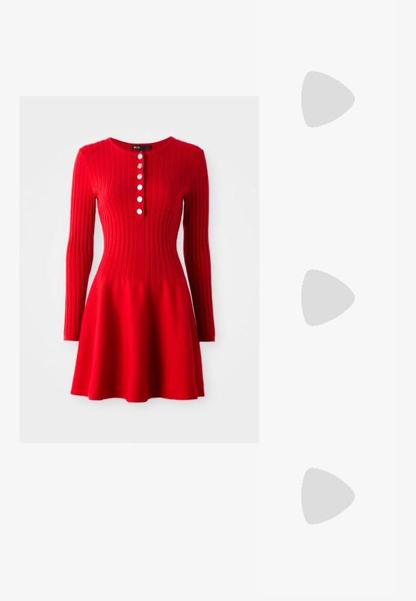 Rotes geripptes Strickkleid mit langen Ärmeln, tailliertem Oberteil und ausgestellt Rock. Mit Rundhalsausschnitt und fünf weißen Knöpfen an der Vorderseite.; Lavendelfarbene mules mit Absatz aus klarem Kunststoff und transparentem Blockabsatz. Glatte Textur, offenes Zehendesign, minimalistischer Stil.; Perlenhandtasche in lebhaften Farben: Pink, Orange, Blau und Braun. Strukturierte Oberfläche mit kreisförmigen Perlen und organischen Formen, stabile Griffe.; Silberne Creolen mit polierter Oberfläche, die kleine goldene Akzentdetails und eine runde Form aufweisen, am Ohrläppchen getragen.