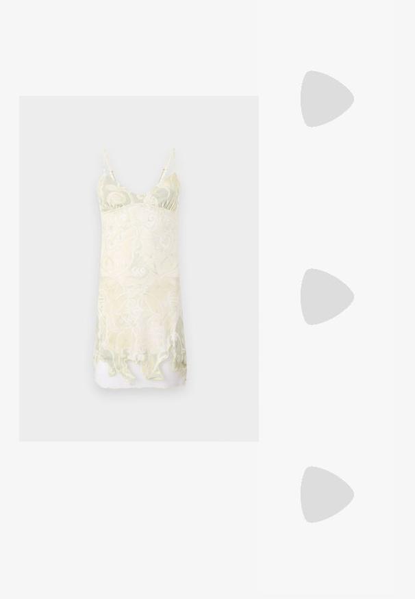 Bele miego su pasteliniais geltonais ir žaliais sūkurių raštais, lengvas audinys, šiek tiek permatomas efektas ir banguota apatinė dalis.; Auksiniai, metaliniai slingback aukštakulniai bateliai su smailiu pirštu ir masyviu kulnu. Lygus paviršius, minimalizmo dizainas ir siaura juostelė.; Juodas odinis krepšys su išlenkta forma, nuimamu dirželiu ir auksiniais detalėmis. Krepšys turi kilpą su sagtimi.; Aukso tono metalinės auskarai su stilingu, kreiviu dizainu. Išsiskiria ryškiu smailiu pavidalu, poliruota paviršiumi ir užsegimu su vyriu.