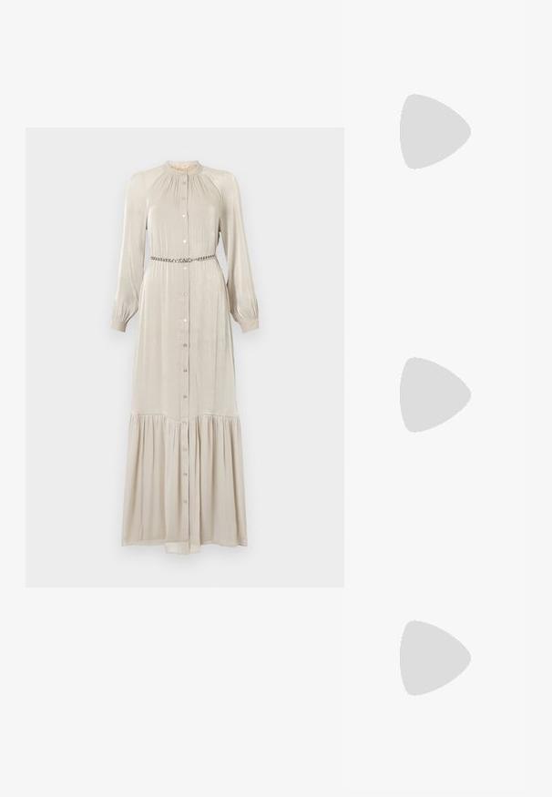Langes beiges Kleid aus einem glänzenden Stoff, mit durchgehender Knopfleiste, langen Ärmeln, gerafftem Ausschnitt und einem schichtweisen Saum. Inklusive einem metallischen Gürtel.; Schwarze Lack-Slingback-Pumps mit spitzem Zehenbereich, versehen mit strukturiertem Schlangenprint, verstellbarem Riemen und einem kurzen, strukturierten Blockabsatz.; Schwarze Leder-Umhängetasche mit zwei vorderen Taschen, goldenen Schnallen, Reißverschluss und einem schmalen Tragegurt. Texturierte Oberfläche und kompakte rechteckige Form.; Goldfarbene Metall-Hoops mit einer geschwungenen, länglichen Form. Sie verfügen über eine glatte, glänzende Oberfläche und eine abgerundete Spitze für zusätzliche Details.