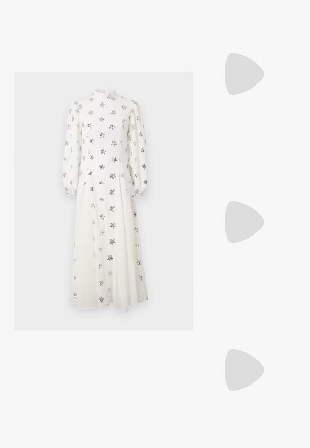 Sister Jane STARLIGHT MIDI DRESS - Koktélruha / Partiruha - white; Arany színű fémtalpú szandál sarokkal, éles szögletű blokk sarkal, két pánttal a lábfej fölött és állítható boka pánttal. Simaság jellemzi.; Arany fémes kézi táska, strukturált dizájnnal, sima felülettel és állítható pánttal. Egyedi háromszög alakú, minimalistának mondható varrásokkal rendelkezik.; Aranyszínű fülbevalók, texturált, hullámos formákkal. Tartalmazza a szobrászati klipszes studokat és az open hoop kialakítást, kalapácsos felülettel.