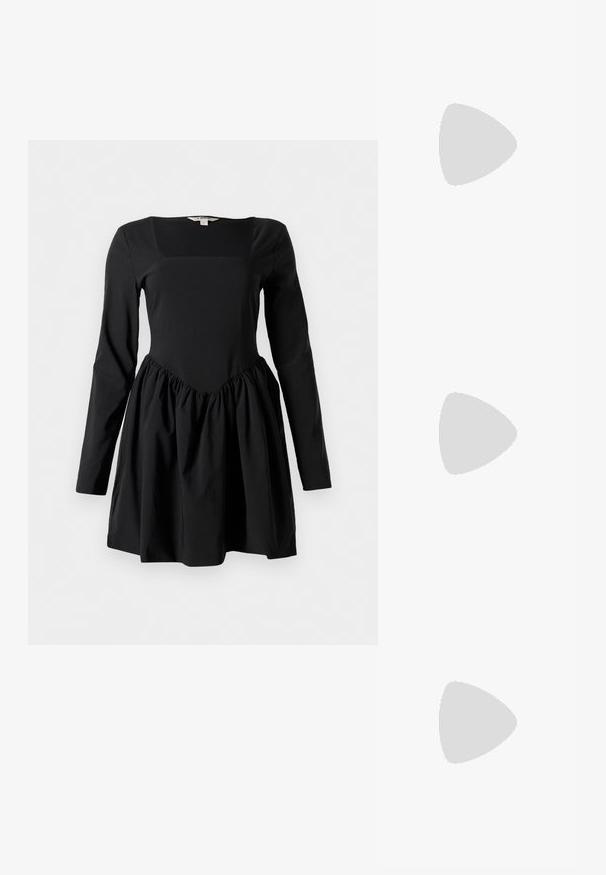 Vestido negro de manga larga con escote cuadrado, corsé ajustado y falda fruncida. Está hecho de una tela suave con una textura lisa.; Zapato de tacón alto con punta afilada en una combinación de colores plateado, dorado y nude. Acabado brillante con diseño recortado, que presenta un tacón de aguja.; Bolsa de pouch metálica plateada con una forma suave y redondeada y un cierre en la parte superior con un nudo. Hecha de un material de imitación de cuero suave.; Pendientes de aro de plata con diseño retorcido, que presentan un acabado pulido y cierre de presión. Miden aproximadamente 3 cm de diámetro.