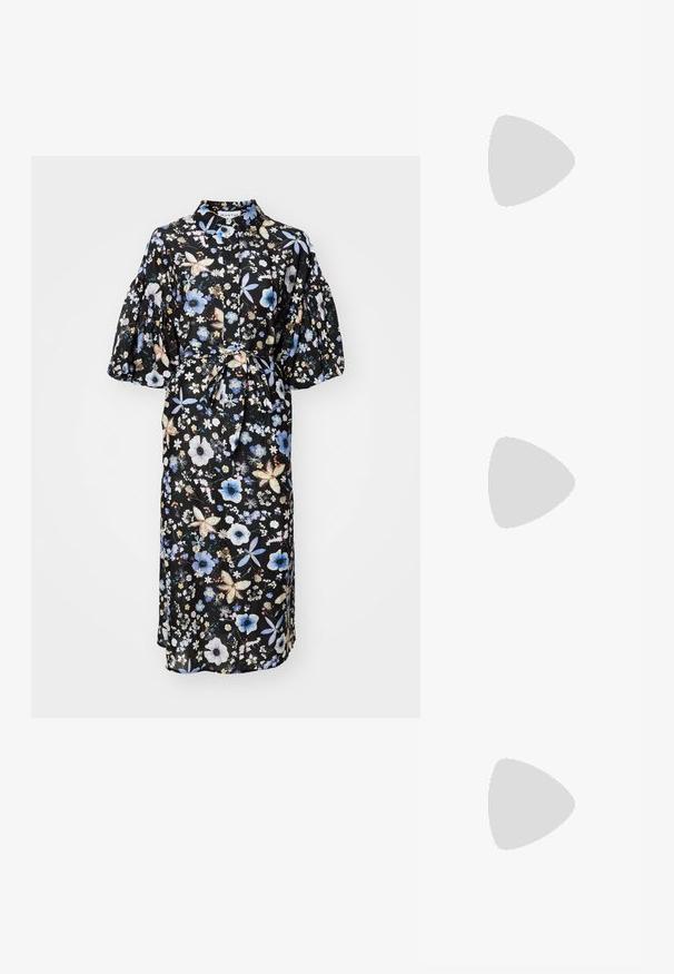 MUNTHE PALMETTO - Denné šaty - black; Čierne kožené loafers s vyvýšeným švom, zlatým akcentom loga a textúrovaným pásikom. Obsahuje hrubú, odolnú gumovú podrážku.; Čierna prešívaná kožená kabelka s naťahovacím vrchom, zlatým reťazovým popruhom a obdĺžnikovým tvarom, držaná pred jednoduchým pozadím.; Zlaté kvetinové náušnice s hmotným čiernym stredom a jemnými detailmi. Modelka má na boku viditeľnú čistú pleť a zapletené vlasy.