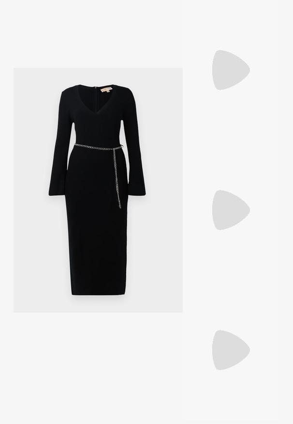 Abito midi nero a maniche lunghe con costine, scollatura a V e maniche svasate, caratterizzato da una cintura sottile in argento attorno alla vita.; Slingback con tacco in vernice nera con punta affusolata, caratterizzato da una stampa a serpente testurizzata, cinturino regolabile e un tacco corto e testurizzato.; Borsa a tracolla nera in pelle con due tasche frontali, fibbie dorate, chiusura con zip e una tracolla sottile. Superficie texturizzata e forma rettangolare compatta.; Orecchini a cerchio in metallo color oro con forma curva ed allungata. Presentano una superficie liscia e lucida e una punta arrotondata per un tocco di dettaglio in più.