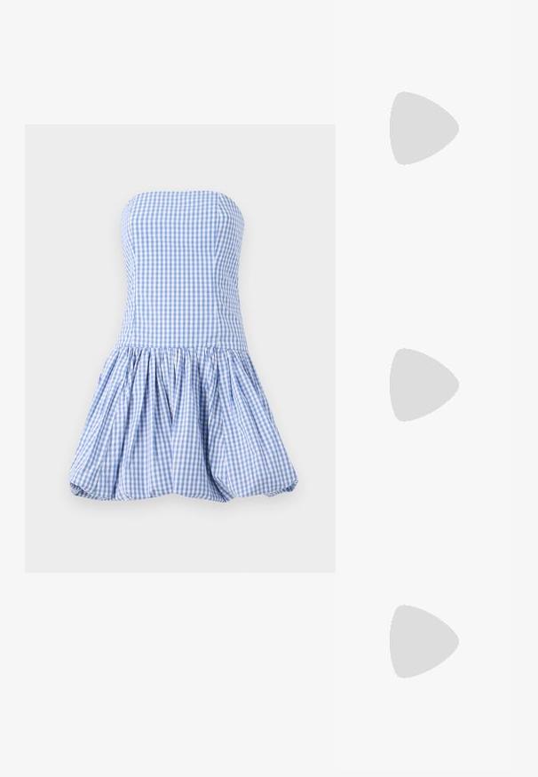 Robe sans bretelles en motif vichy bleu et blanc, présentant un corsage ajusté et une jupe évasée, plissée, avec une finition texturée.; T-shirt en coton blanc avec un grand graphisme de homard rouge vif sur le devant. Manches courtes et design à col rond standard.; Baskets montantes en toile blanche avec semelle en caoutchouc noir, capuchon en caoutchouc à l'avant, et six œillets pour les lacets, présentant un design épuré et minimaliste.; Sac à main en cuir rouge avec un design angulaire et géométrique. Il dispose d'une seule sangle ajustable et d'une fermeture à rabat avec un detailing cousu.