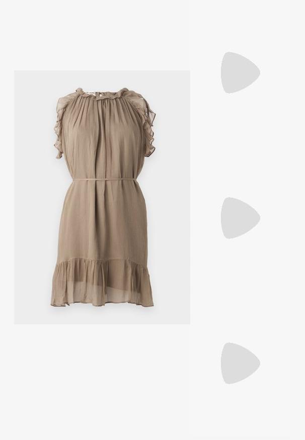 Rochie scurtă dintr-un material ușor, texturat, de culoare taupe. Prezintă mâneci volanate, un decolteu gathered și un tiv în straturi.; Tricou alb cu mânecă scurtă, confectionat dintr-un material texturat. Gât rotund, tăietură regulară și detalii subtile de cusătură. Fără modele sau grafice.; Balerini din piele neagră, cu vârf rotund, textură netedă, detalii de cusătură minimale și un design al tălpii flexibil.; Geantă de piele maro cu închidere tip capac, accesorii de culoare aurie, curea de umăr și o textură netedă. Formă compactă și rectangulară.