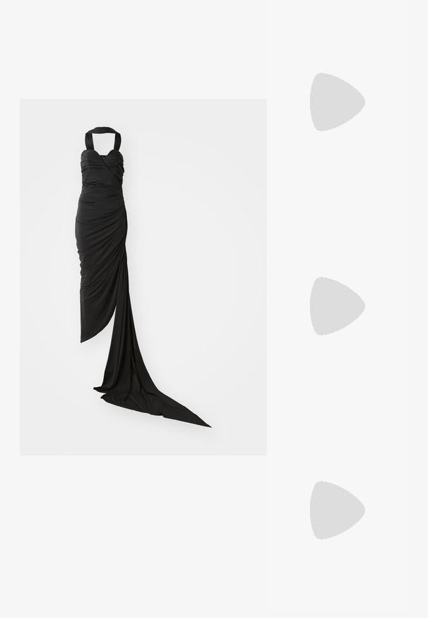 Μαύρο βραδινό φόρεμα με λαιμόκοψη halter, ρουστίκ κορσέ και ρέουσα ουρά. Φτιαγμένο από απαλό ύφασμα με εφαρμοστό σιλουέτα και ρευστή υφή.; Μαύρες ψηλοτάκουνες σανδάλες με λεπτές λωρίδες και σχέδιο με κόμπους, λείο τετράγωνο μπροστινό μέρος και κομψό τακούνι στιλέτο.; Ανοικτό γκρι μεταλλική τσάντα χειρός με αλυσίδα, διακοσμημένη με μικρούς κυκλικούς μεταλλικούς στύλους και ένα τριγωνικό λογότυπο της μάρκας.; Ασημένια σκουλαρίκια κρίκοι με λεία, λαμπερή φινίρισμα. Στρογγυλό σχήμα, ελαφρύ σχέδιο, με κλείσιμο τύπου πίσω.