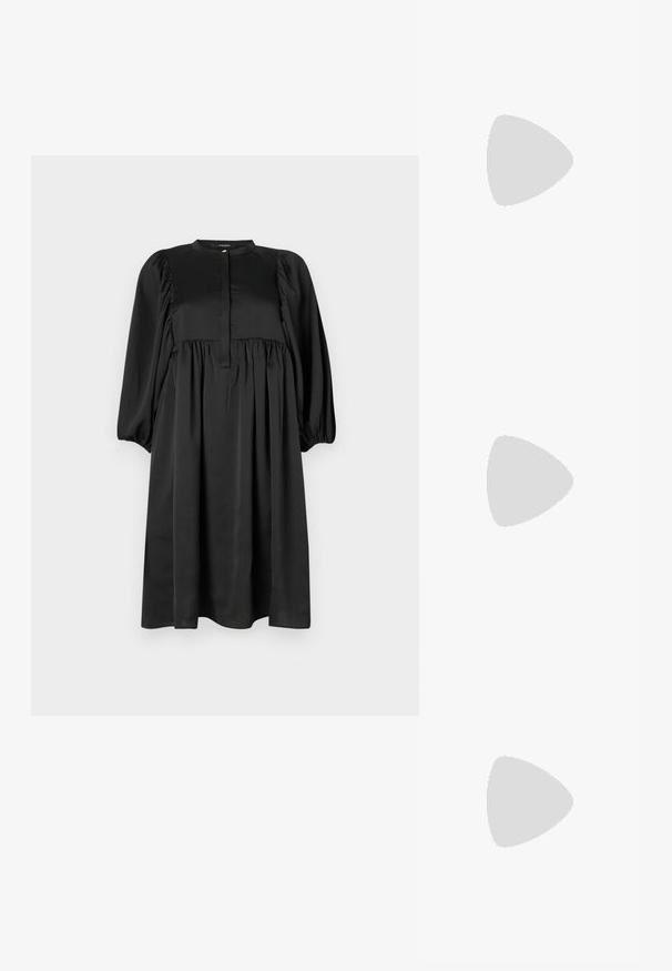 Vestido preto com mangas bufantes longas, decote redondo e uma aba de botões. Feito de um tecido suave; apresenta uma saia franzida.; As sandálias de salto alto pretas apresentam tiras finas com um design em nó, uma biqueira quadrada lisa e um elegante salto agulha.; Bolsa metálica cinza claro com uma alça de corrente, adornada com pequenos rebites metálicos circulares e um logótipo triangular da marca.; Brincos de argola prateados com um acabamento suave e brilhante. Forma arredondada, design leve, com fecho de pino.