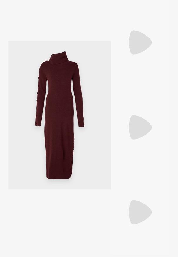 Burgundi színű pulóverruha magas gallérral, bordázott textúrával, hosszú ujjakkal és gombos díszítéssel a bal oldalon.; Fekete lakkbőr slingback cipő hegyes orral, két pántos részlettel, arany kerek kiegészítőkkel és alacsony blokk sarkú kivitelben.; Fekete flitteres mini kézitáska csomózott textúrájú pánttal és ezüst lánccal. Lekerekített forma, ráncolt tetejével és fényvisszaverő részletekkel.; Aranyozott nyaklánc sima, ívelt középső díszítéssel. Rugalmas lánccal rendelkezik, homárzárral és további állítható láncszemekkel.
