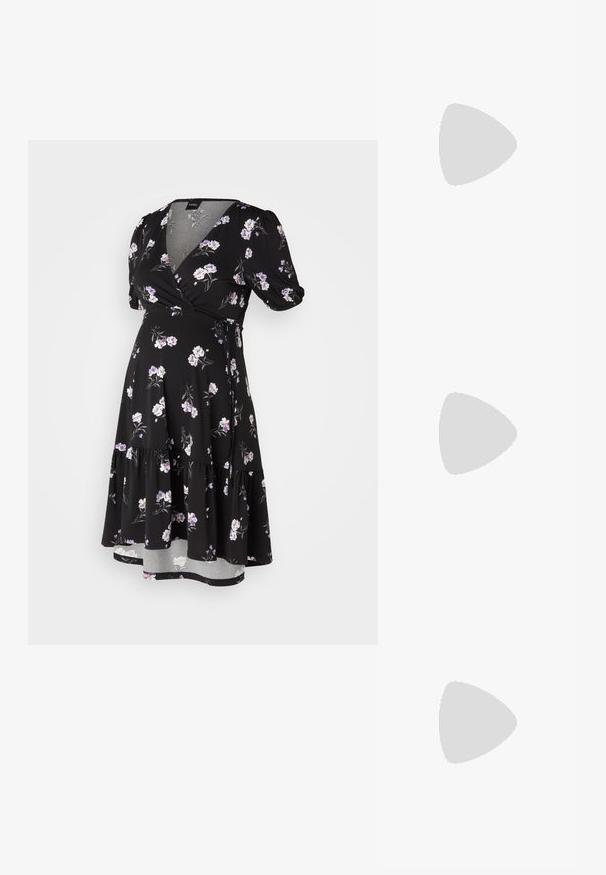 Czarna sukienka w kwiaty z krótkimi bufkami. Posiada fioletowe wzory kwiatowe, warstwową spódnicę oraz miękki materiał. Elegancki dekolt w serek.; Czarne sandały na obcasie z wieloma cienkimi paskami i szerokim słupkiem. Elegancki design z matową teksturą. Podeszwa ma lekki łuk.; Czarna skórzana torba na ramię o miękkiej fakturze, w kształcie trójkąta, z regulowanym paskiem, połączona z jasnoniebieską koszulą w paski i białymi spodniami.; Srebrna obrączka podwójna z gładką, polerowaną powierzchnią. Posiada płynny, zakrzywiony kształt z nakładającymi się sekcjami, co nadaje nowoczesny wygląd.