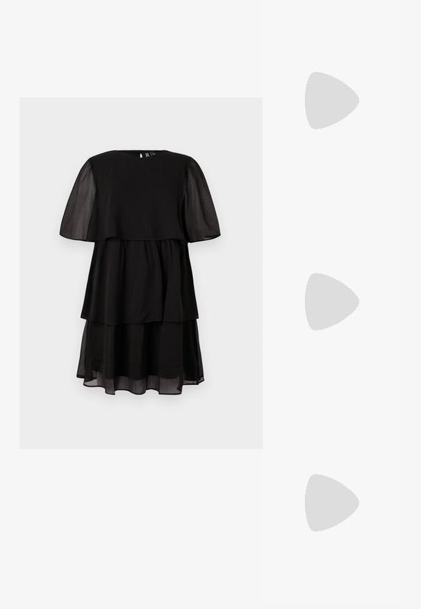 Melna kleita ar īsām caurspīdīgām piedurknēm, daudzslāņaina un ar apaļu izgriezumu. Viegls audums ar gludu tekstūru, minimālisma dizains.; Zelta metāla papēžu sandales ar siksnu dizainu, kvadrātveida bloku papēdi un regulējamu potītes siksnu ar sprādzi. Gluda tekstūra.; Melnas ādas rokassoma ar izliekta formu, noņemamu siksnu un zelta aksesuāriem. Somai ir vāciņš ar sprādzes detaļu.; Zeltīti metāla auskari ar gludu, izliekta dizaina. Ar atšķirīgu smailu formu, pulētu virsmu un eņģu aizdari.