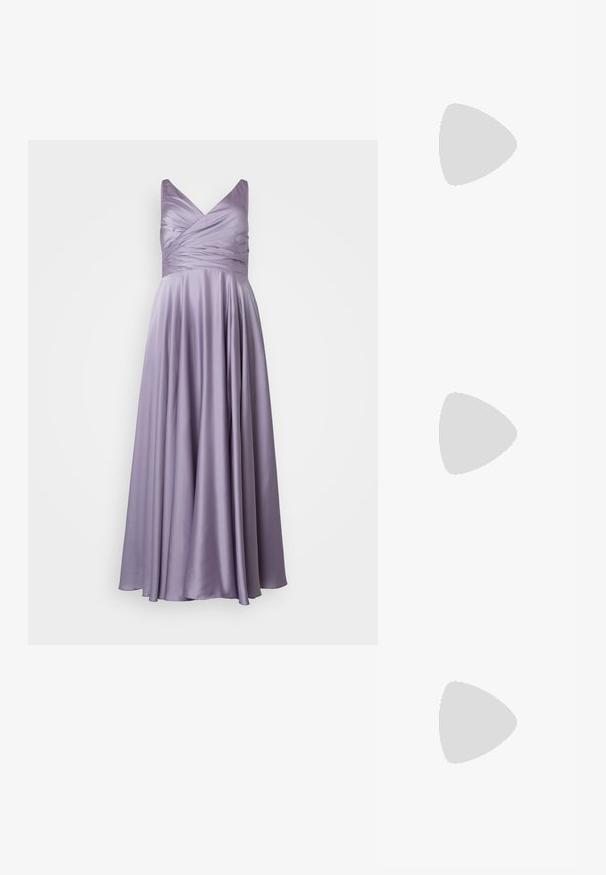 My Mascara Curves Ballkleid - lavender; Goldene, metallische Slingback-Absätze mit spitzem Zeh und dicker Ferse. Glatte Textur, minimalistisches Design und ein schmaler Riemen.; Schwarze Lederhandtasche mit geschwungener Form, abnehmbarem Tragegurt und goldenen Beschlägen. Die Tasche verfügt über einen Deckel mit einer Schnallen-Details.; Goldfarbener Ring mit einem organischen, gedrehten Design, glatter Oberfläche und sich verjüngenden Enden, was ein modernes, skulpturales Erscheinungsbild erzeugt.